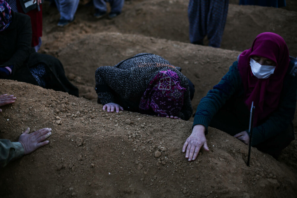 Imaginile iadului din Turcia și Siria. Cadavrele zac în parcări și sunt recunoscute după rămășițe. Cimitirile sunt pline - Imaginea 17