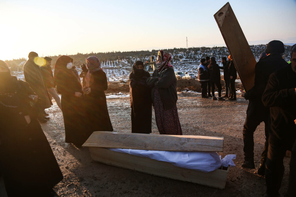 Imaginile iadului din Turcia și Siria. Cadavrele zac în parcări și sunt recunoscute după rămășițe. Cimitirile sunt pline - Imaginea 18