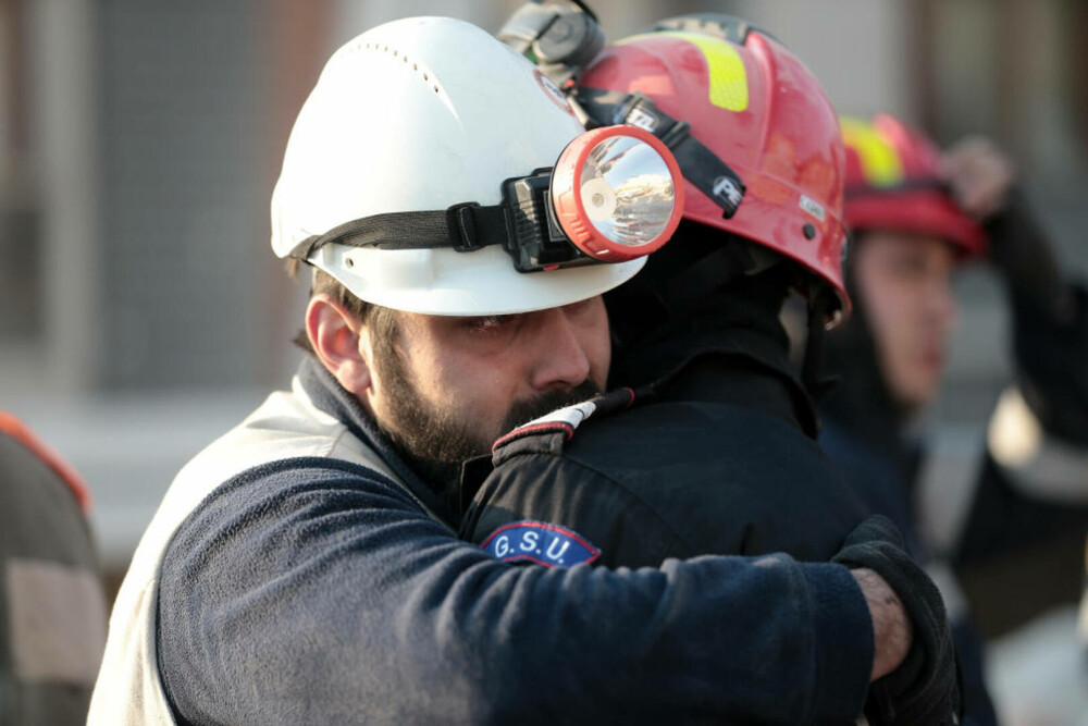 Turcia: Salvatorii români au scos un tânăr de sub dărâmături, la 149 de ore după cutremure | GALERIE FOTO - Imaginea 2