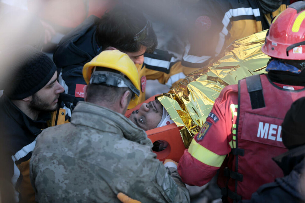 Turcia: Salvatorii români au scos un tânăr de sub dărâmături, la 149 de ore după cutremure | GALERIE FOTO - Imaginea 6
