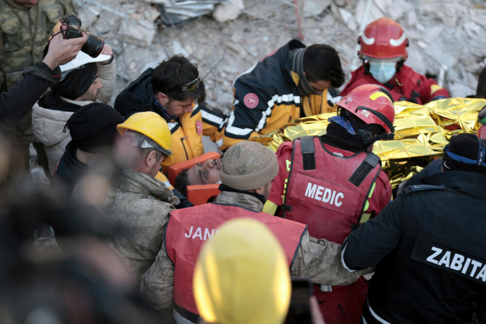 Turcia: Salvatorii români au scos un tânăr de sub dărâmături, la 149 de ore după cutremure | GALERIE FOTO - Imaginea 9