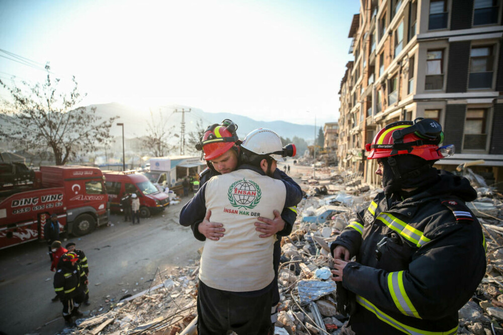 Turcia: Salvatorii români au scos un tânăr de sub dărâmături, la 149 de ore după cutremure | GALERIE FOTO - Imaginea 10