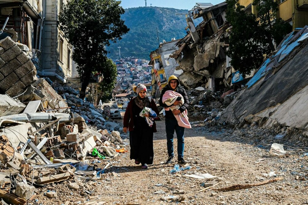 Salvatorii s-au călăuzit după vocea unei femei timp de 17 ore și au reușit să o salveze după 7 zile, în Turcia - Imaginea 9