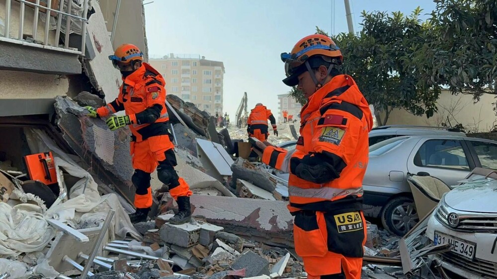 O mamă a fost îngropată de cutremur cu cele trei fiice, iar una a murit. Bilanțul deceselor a depășit 41.000 în Turcia - Imaginea 8