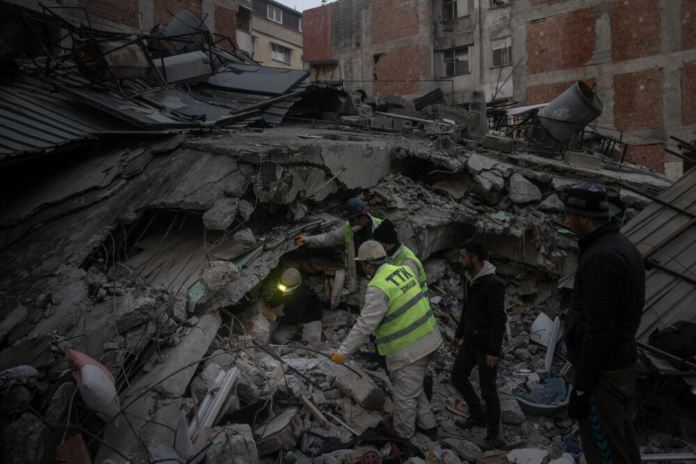 O mamă a fost îngropată de cutremur cu cele trei fiice, iar una a murit. Bilanțul deceselor a depășit 41.000 în Turcia - Imaginea 3