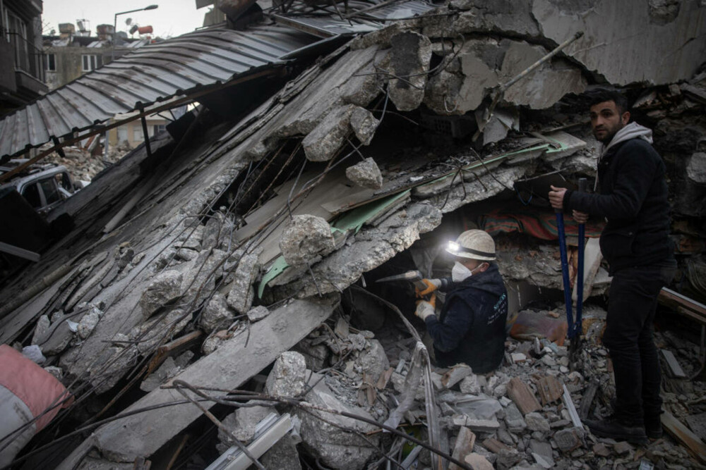 O mamă a fost îngropată de cutremur cu cele trei fiice, iar una a murit. Bilanțul deceselor a depășit 41.000 în Turcia - Imaginea 2