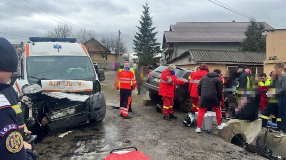 Accident grav între o ambulanţă și un autoturism, în județul Iași. Cinci persoane au fost rănite. FOTO - Imaginea 1