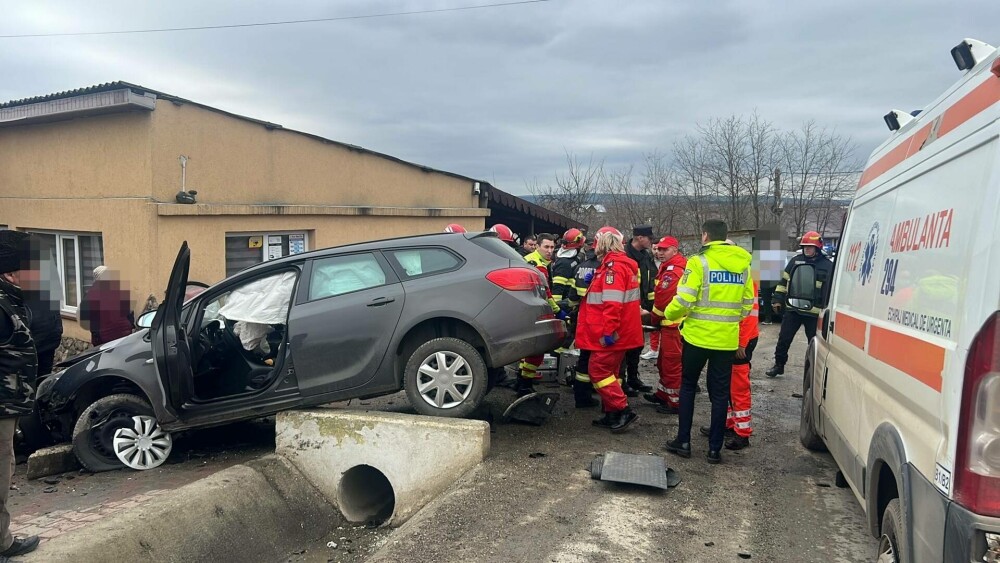 Accident grav între o ambulanţă și un autoturism, în județul Iași. Cinci persoane au fost rănite. FOTO - Imaginea 2