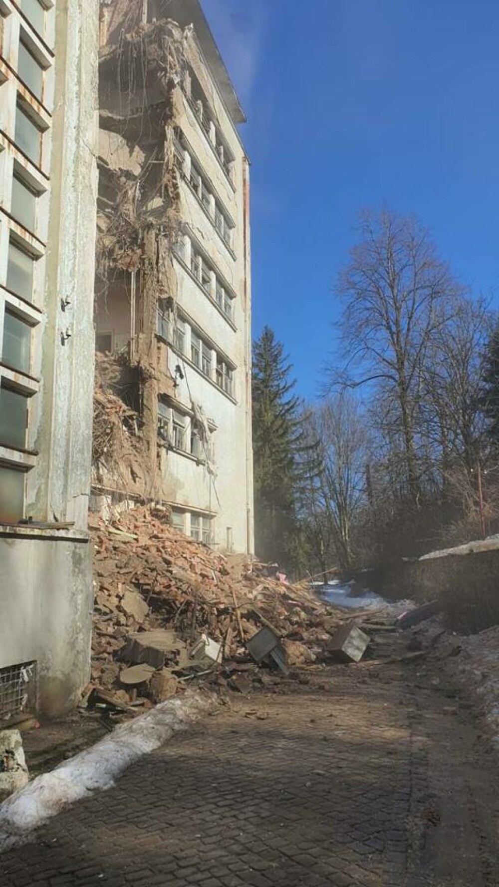 O parte a Sanatoriului Marila din Caraș-Severin s-a prăbușit. Zeci de pacienți erau în clădirea de 90 de ani | GALERIE FOTO - Imaginea 1
