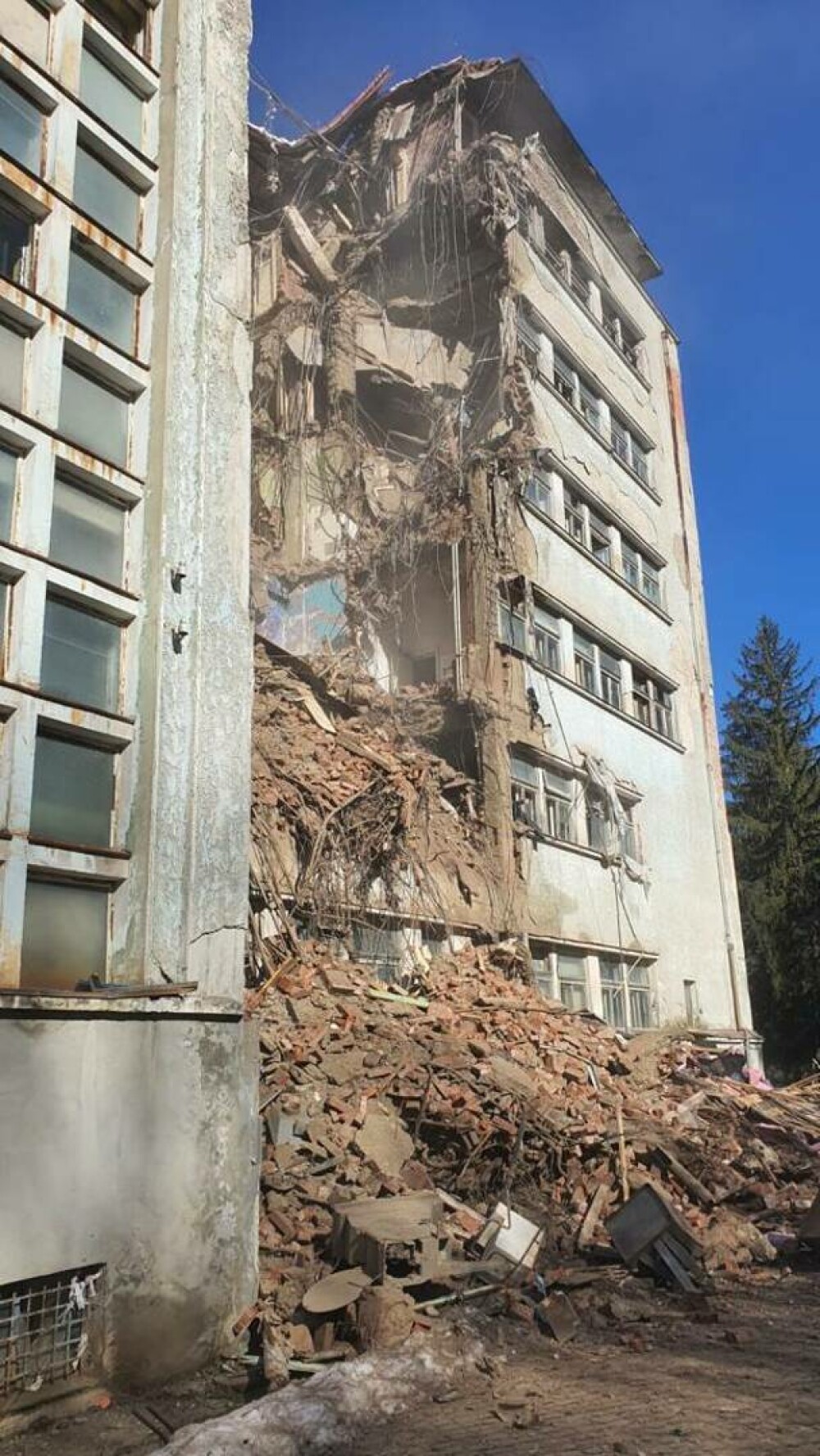 O parte a Sanatoriului Marila din Caraș-Severin s-a prăbușit. Zeci de pacienți erau în clădirea de 90 de ani | GALERIE FOTO - Imaginea 2