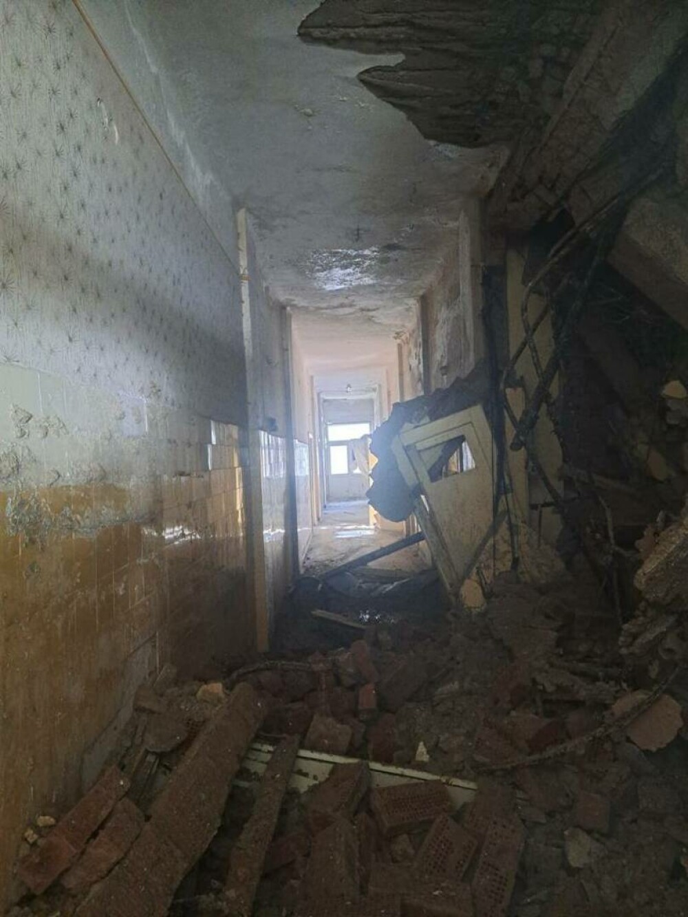 O parte a Sanatoriului Marila din Caraș-Severin s-a prăbușit. Zeci de pacienți erau în clădirea de 90 de ani | GALERIE FOTO - Imaginea 6