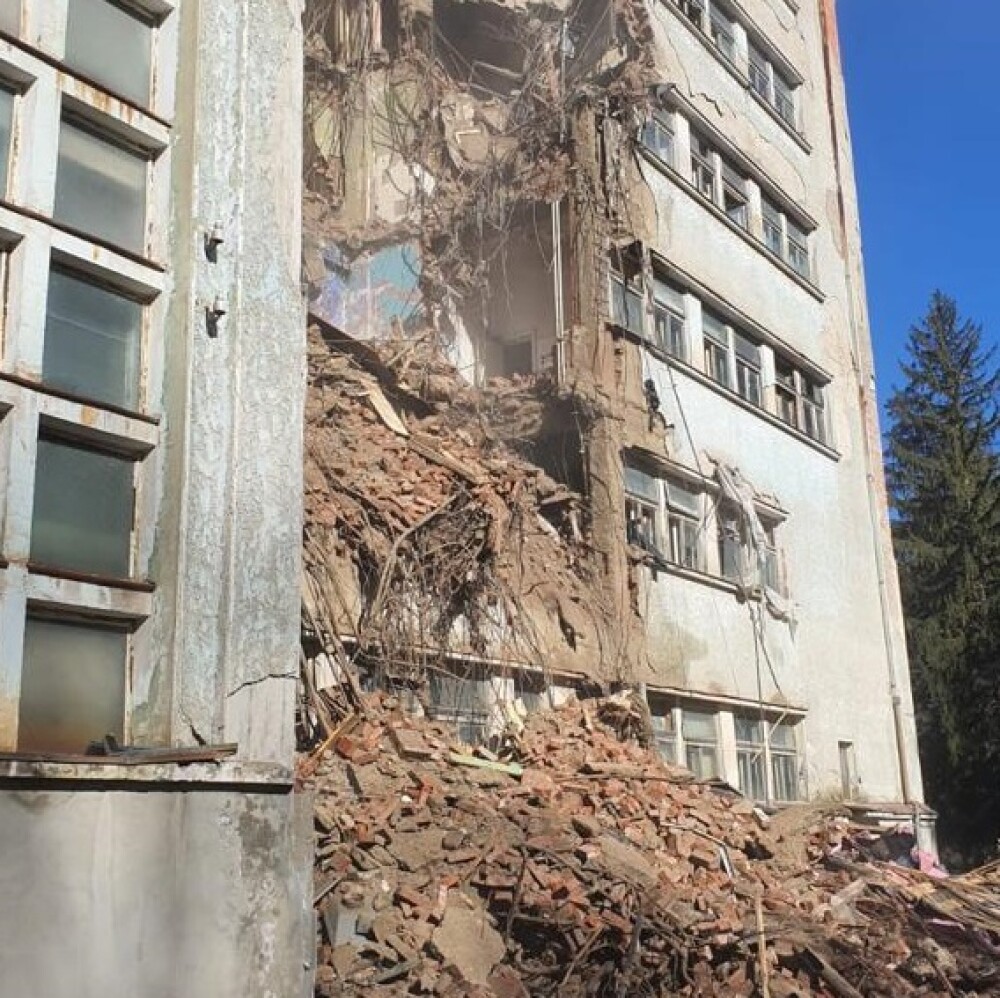 O parte a Sanatoriului Marila din Caraș-Severin s-a prăbușit. Zeci de pacienți erau în clădirea de 90 de ani | GALERIE FOTO - Imaginea 8