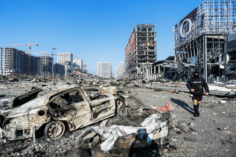 Un an de la invazia Rusiei în Ucraina, în imagini. Dezastrul provocat de armata lui Putin în țara vecină - Imaginea 32