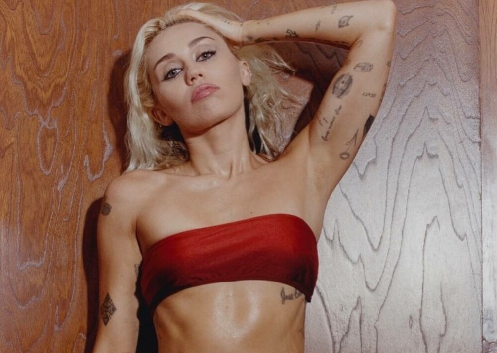 Miley Cyrus în costum de baie roșu, după ce hit-ul „Flowers” este pentru a cincea săptămână la rând pe locul 1 | GALERIE FOTO - Imaginea 1