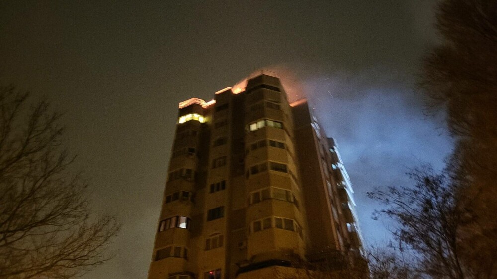Incendiu de proporții la un bloc din Constanța. 40 de persoane, evacuate de pompieri, iar multe altele s-au autoevacuat - Imaginea 1