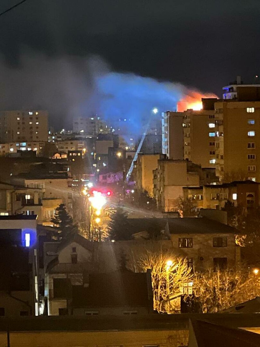 Incendiu de proporții la un bloc din Constanța. 40 de persoane, evacuate de pompieri, iar multe altele s-au autoevacuat - Imaginea 2