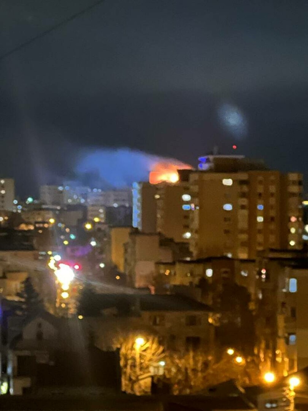 Incendiu de proporții la un bloc din Constanța. 40 de persoane, evacuate de pompieri, iar multe altele s-au autoevacuat - Imaginea 7