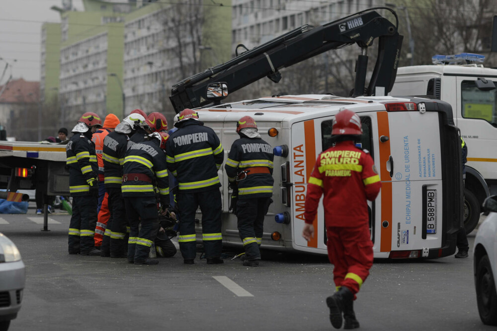 ANIMAȚIE GRAFICĂ. Cum s-a produs accidentul în care o ambulanță a fost lovită de o mașină care nu i-a acordat prioritate - Imaginea 3