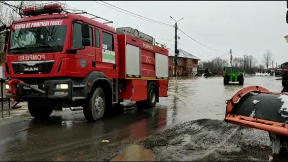 Cod roșu de inundații pe râul Bega: A fost emis mesaj RO-Alert. Zeci de elevi au fost evacuați de la ore - Imaginea 8