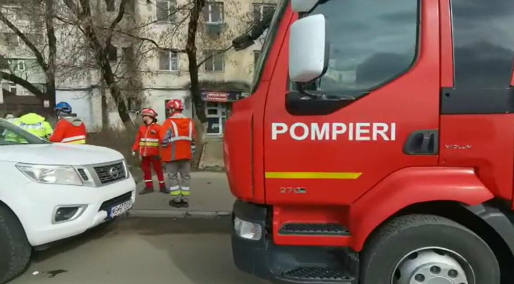 Incendiu într-un bloc din Iași: Un bărbat a fost găsit carbonizat. Alte două persoane au ajuns la spital intoxicate | FOTO - Imaginea 1