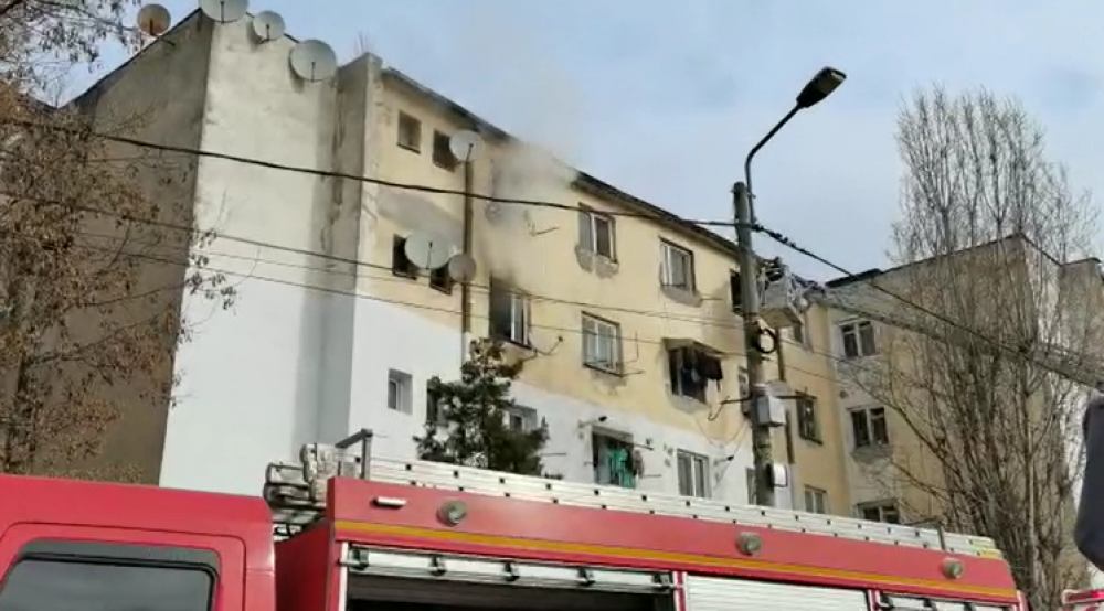 Incendiu într-un bloc din Iași: Un bărbat a fost găsit carbonizat. Alte două persoane au ajuns la spital intoxicate | FOTO - Imaginea 2