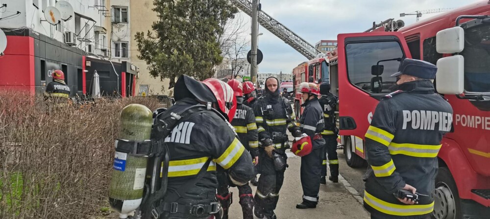 Incendiu într-un bloc din Iași: Un bărbat a fost găsit carbonizat. Alte două persoane au ajuns la spital intoxicate | FOTO - Imaginea 5