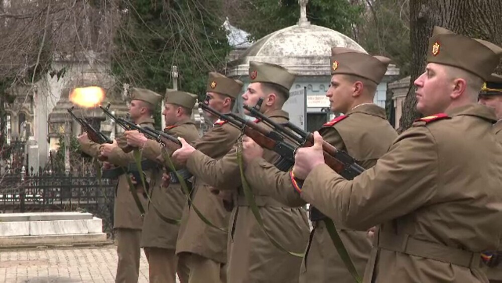 Mihai Șora a fost înmormântat la cimitirul Bellu cu onoruri militare. GALERIE FOTO - Imaginea 11