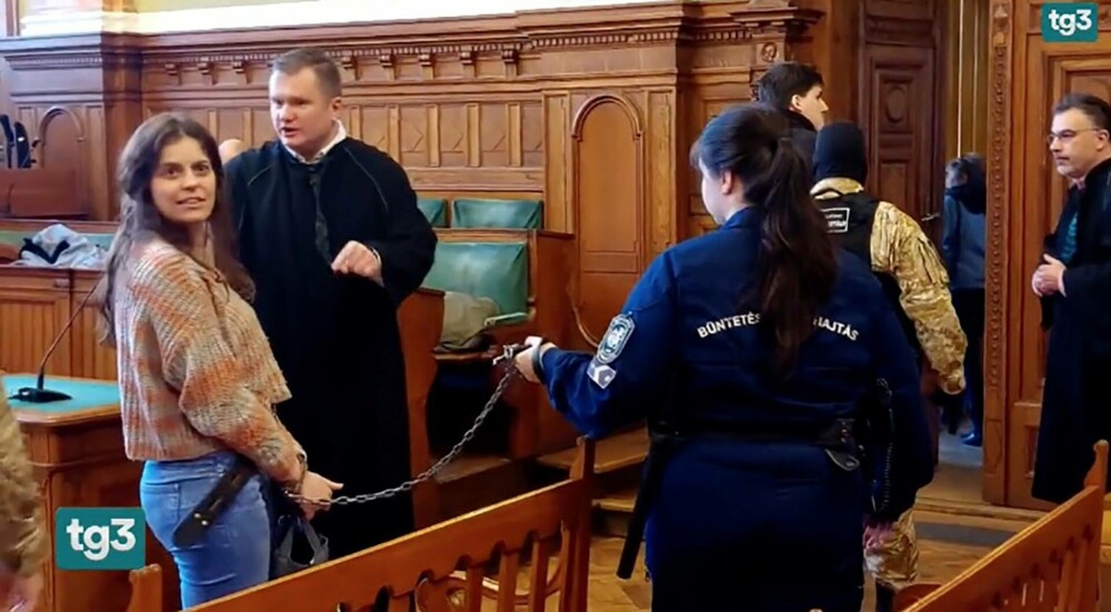Ținută legată de gât într-o celulă cu șoareci. O femeie a apărut în fața unui tribunal din Ungaria legată cu lanțuri | VIDEO - Imaginea 2