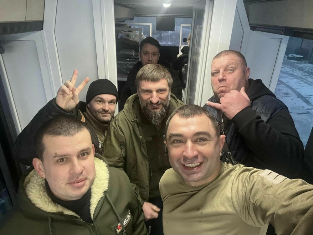 Viorel Răducan, stomatologul din Cernăuți care a transformat un autocar vechi în cabinet pentru militarii ucraineni - Imaginea 3