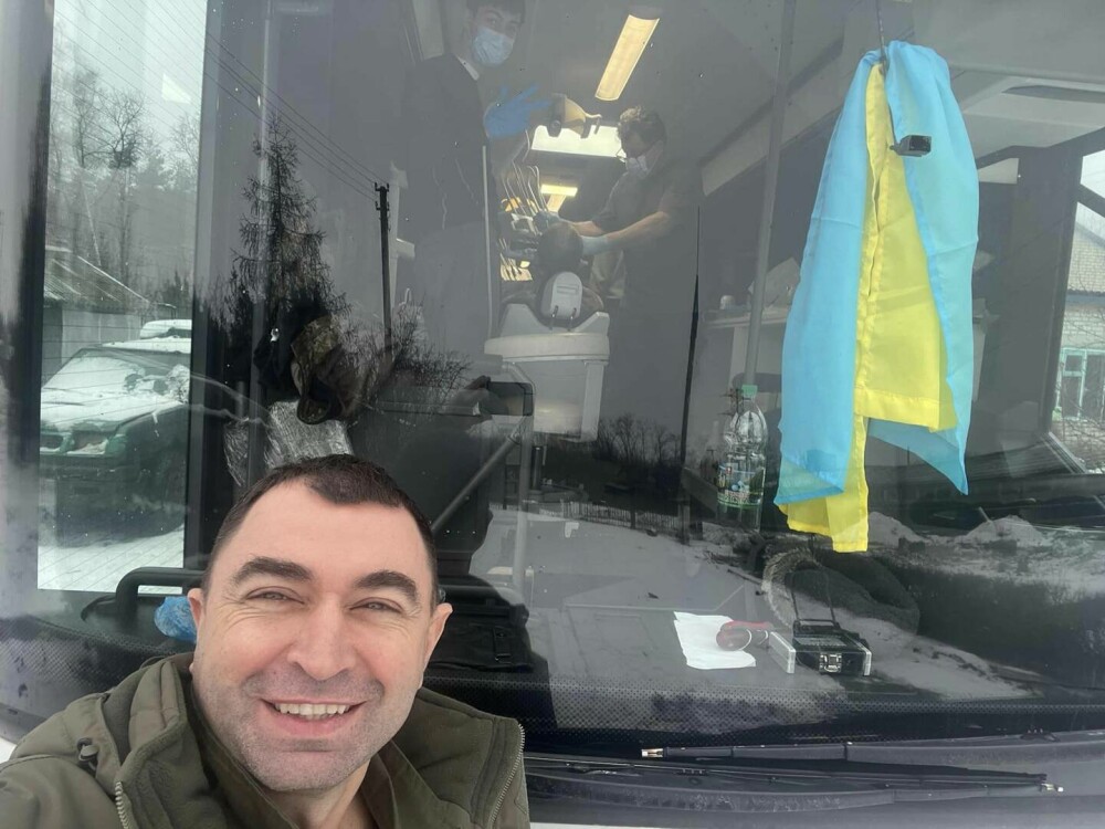 Viorel Răducan, stomatologul din Cernăuți care a transformat un autocar vechi în cabinet pentru militarii ucraineni - Imaginea 6