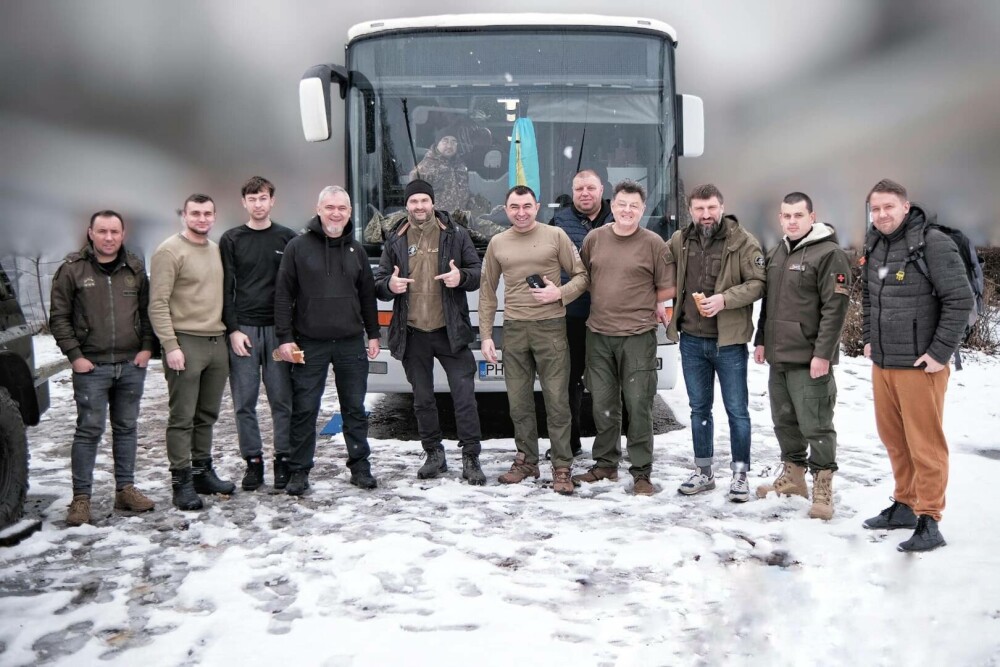 Viorel Răducan, stomatologul din Cernăuți care a transformat un autocar vechi în cabinet pentru militarii ucraineni - Imaginea 9