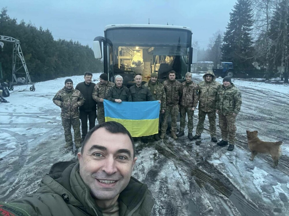 Viorel Răducan, stomatologul din Cernăuți care a transformat un autocar vechi în cabinet pentru militarii ucraineni - Imaginea 14