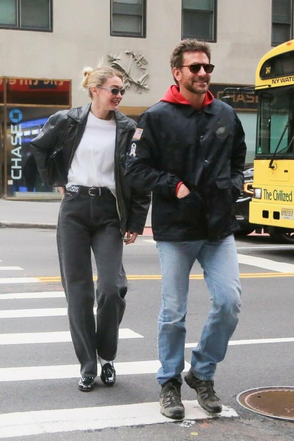 Gigi Hadid și Bradley Cooper s-au plimbat împreună pe străzile din New York. Cum a fost surprins celebrul cuplu. FOTO - Imaginea 1