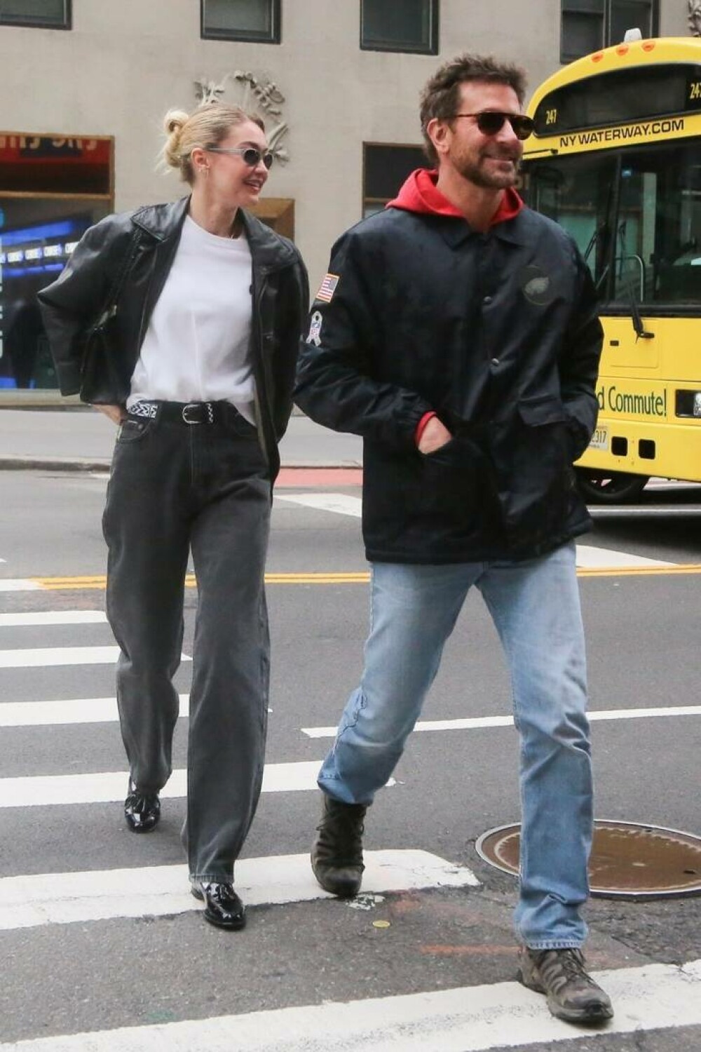 Gigi Hadid și Bradley Cooper s-au plimbat împreună pe străzile din New York. Cum a fost surprins celebrul cuplu. FOTO - Imaginea 2