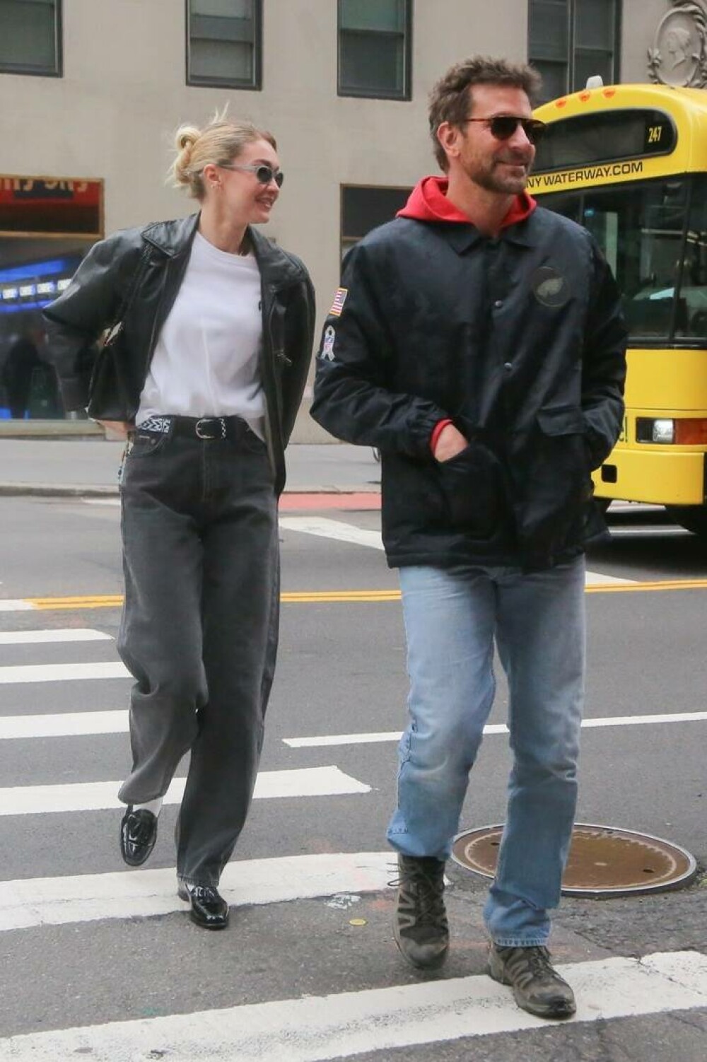 Gigi Hadid și Bradley Cooper s-au plimbat împreună pe străzile din New York. Cum a fost surprins celebrul cuplu. FOTO - Imaginea 3