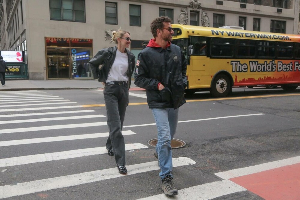 Gigi Hadid și Bradley Cooper s-au plimbat împreună pe străzile din New York. Cum a fost surprins celebrul cuplu. FOTO - Imaginea 4