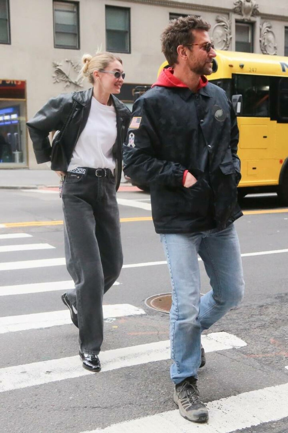 Gigi Hadid și Bradley Cooper s-au plimbat împreună pe străzile din New York. Cum a fost surprins celebrul cuplu. FOTO - Imaginea 5