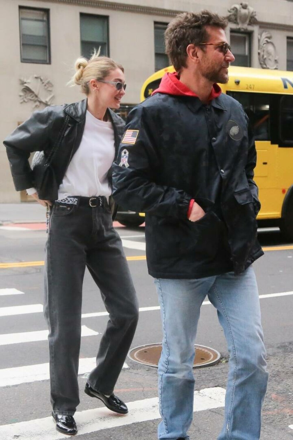 Gigi Hadid și Bradley Cooper s-au plimbat împreună pe străzile din New York. Cum a fost surprins celebrul cuplu. FOTO - Imaginea 6