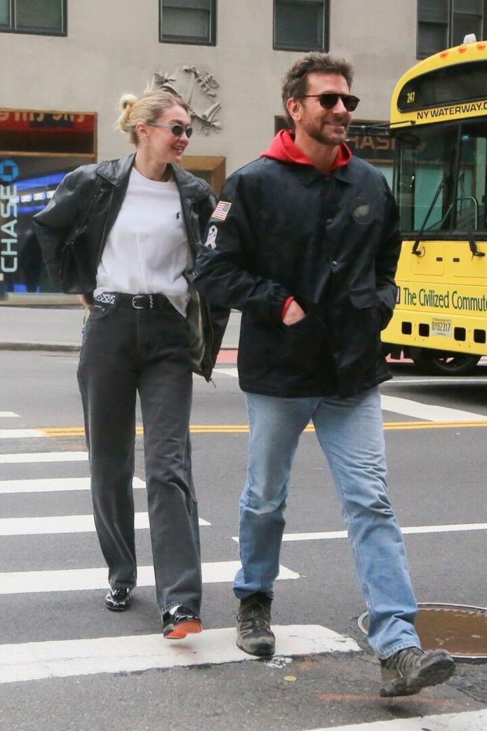 Gigi Hadid și Bradley Cooper s-au plimbat împreună pe străzile din New York. Cum a fost surprins celebrul cuplu. FOTO - Imaginea 7