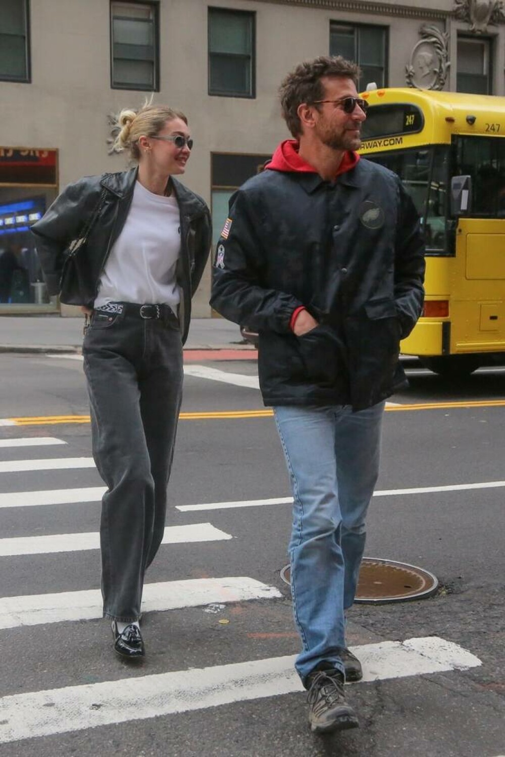 Gigi Hadid și Bradley Cooper s-au plimbat împreună pe străzile din New York. Cum a fost surprins celebrul cuplu. FOTO - Imaginea 8