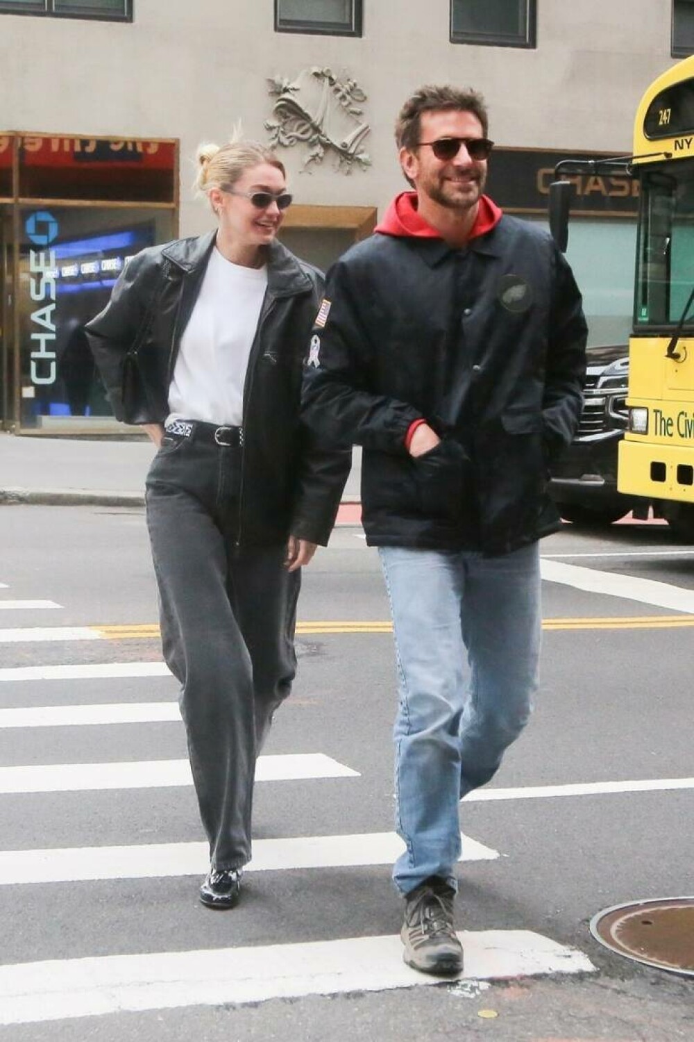 Gigi Hadid și Bradley Cooper s-au plimbat împreună pe străzile din New York. Cum a fost surprins celebrul cuplu. FOTO - Imaginea 9