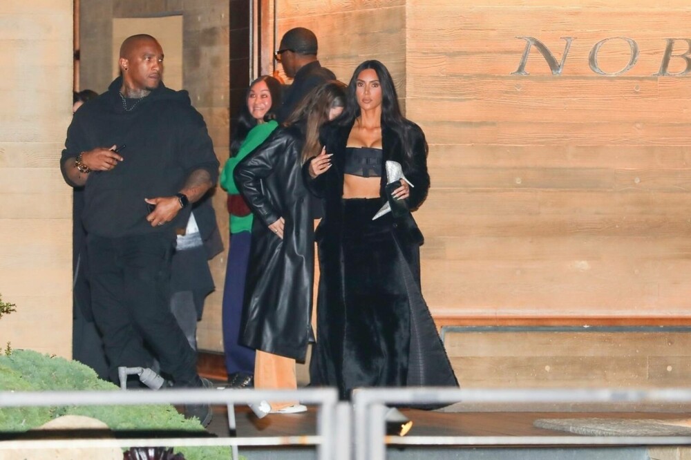 Kim Kardashian și Kanye West, întâlnire de gradul zero. Cum au fost surprinși cei doi foști soți împreună în oraș. FOTO - Imaginea 6