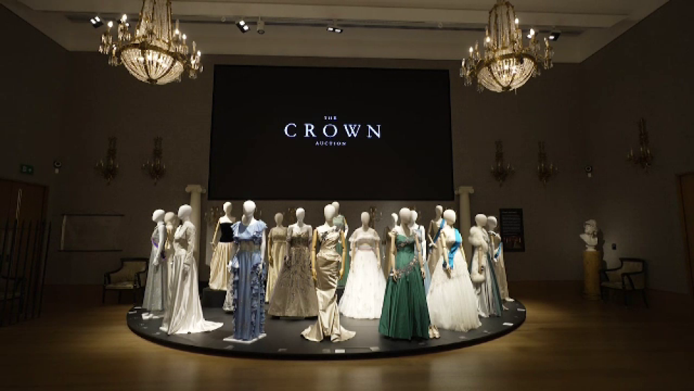 Costumele şi decorurile din „The Crown” au fost vândute pentru mii de lire sterline la licitaţie - Imaginea 1
