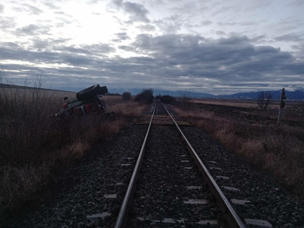 Accident pe calea ferată, în afara localităţii Ocna Sibiului. Conducătorul unui utilaj agricol, rănit. FOTO - Imaginea 1