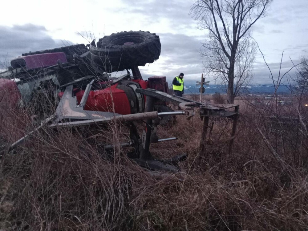 Accident pe calea ferată, în afara localităţii Ocna Sibiului. Conducătorul unui utilaj agricol, rănit. FOTO - Imaginea 2