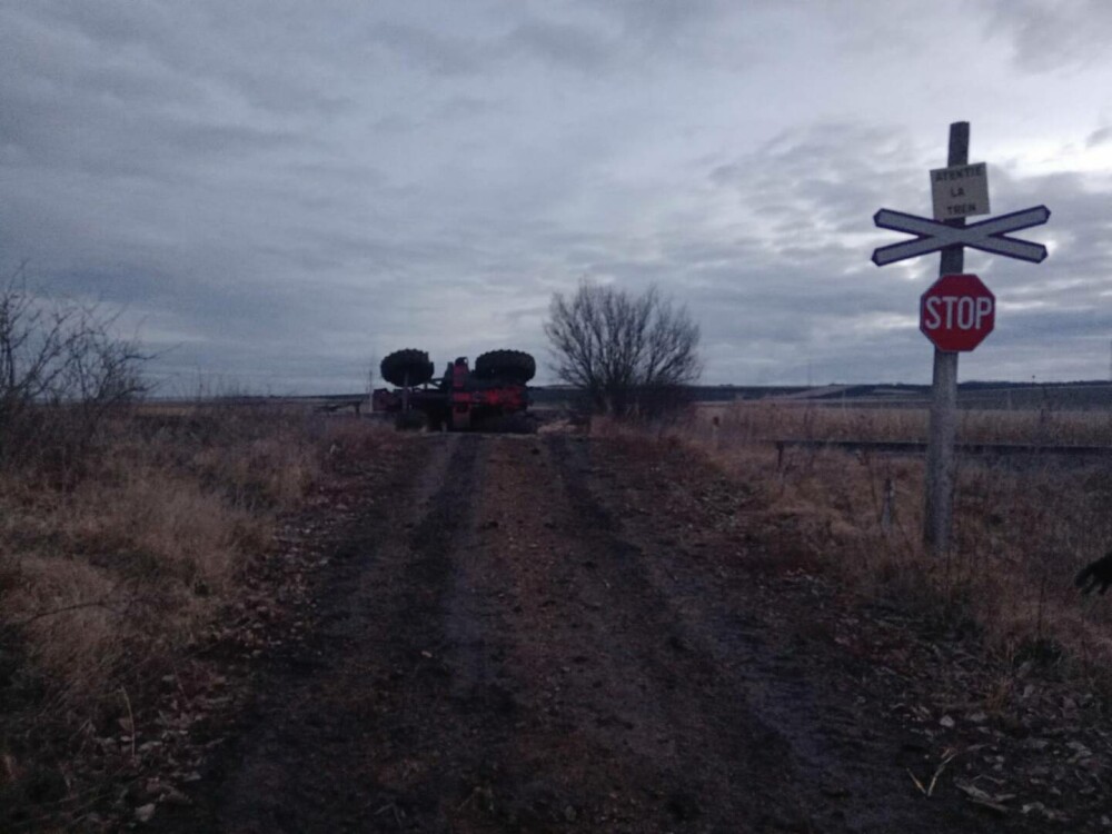 Accident pe calea ferată, în afara localităţii Ocna Sibiului. Conducătorul unui utilaj agricol, rănit. FOTO - Imaginea 4