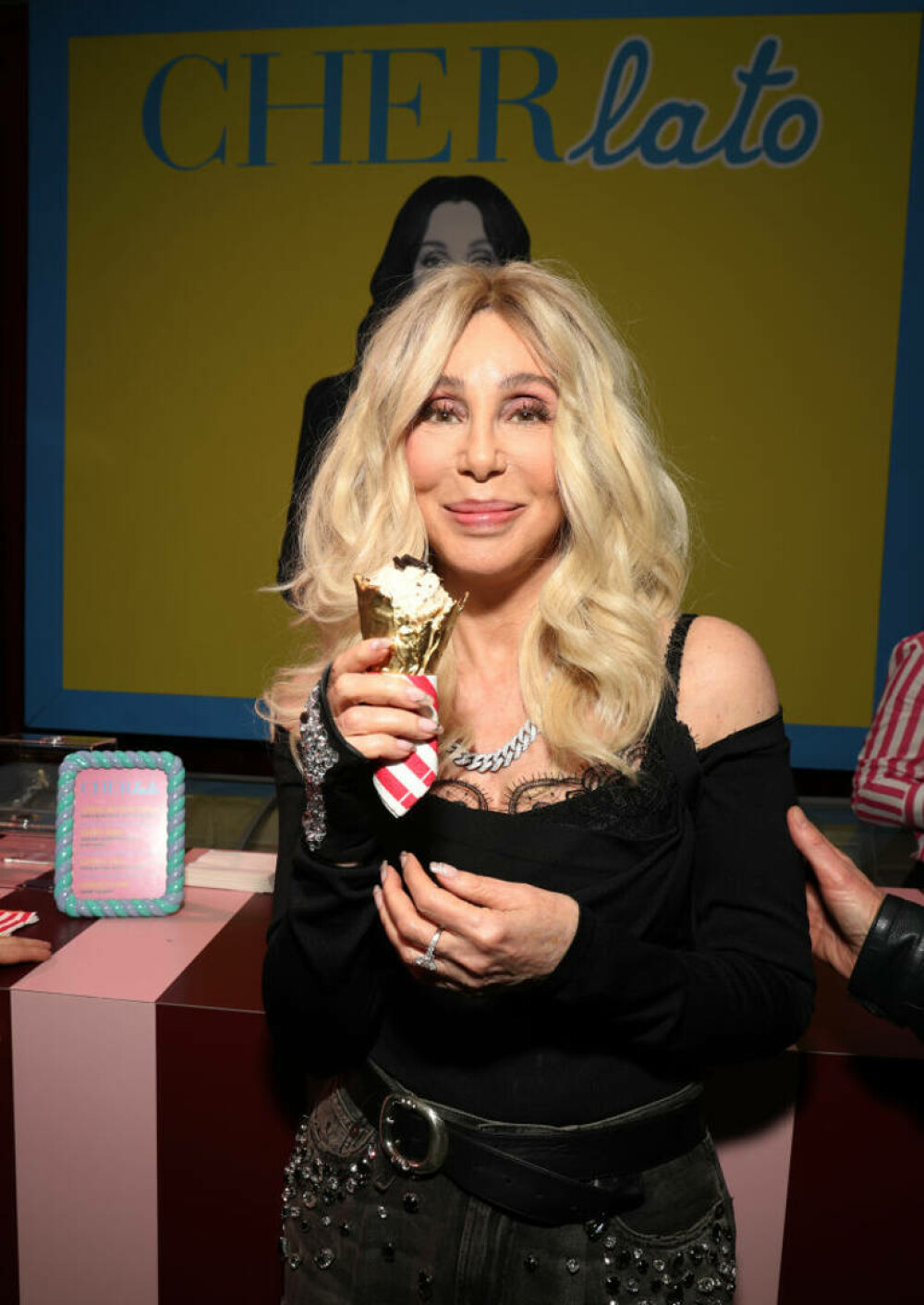 Apariție de senzație la premiile Grammy 2024. Cum arată Cher la 77 de ani, alături de iubitul ei de 38 de ani - Imaginea 5
