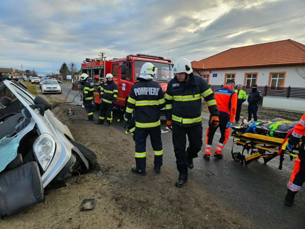 Cinci persoane au ajuns la spital după ce un microbuz a intrat într-un cap de pod, în Satu Mare | FOTO - Imaginea 5