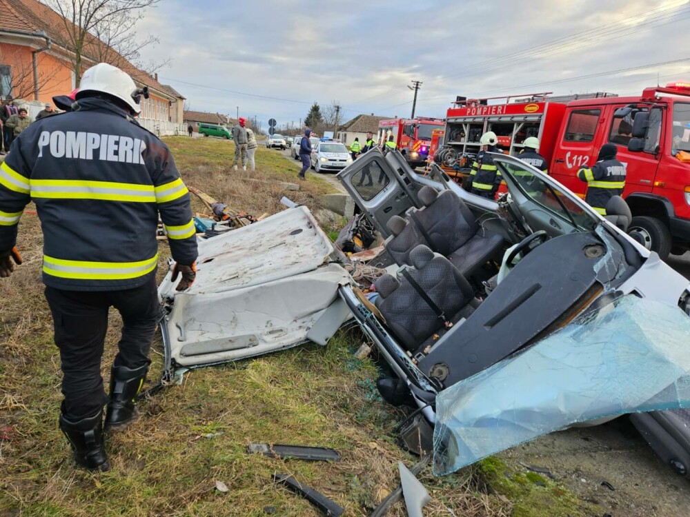 Cinci persoane au ajuns la spital după ce un microbuz a intrat într-un cap de pod, în Satu Mare | FOTO - Imaginea 2