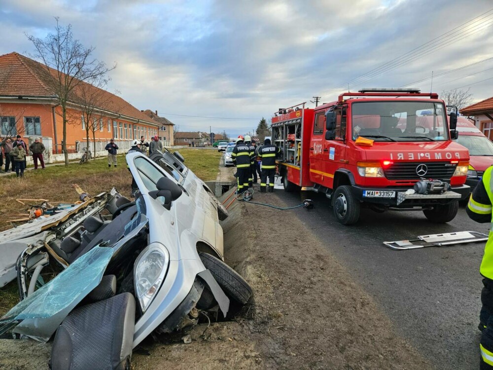 Cinci persoane au ajuns la spital după ce un microbuz a intrat într-un cap de pod, în Satu Mare | FOTO - Imaginea 3